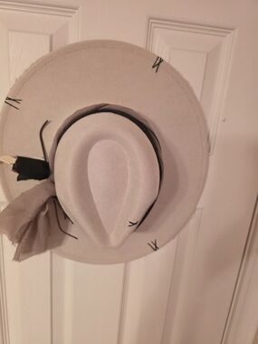 Stylish Women's Wide-Brim Felt Hat in Light Beige